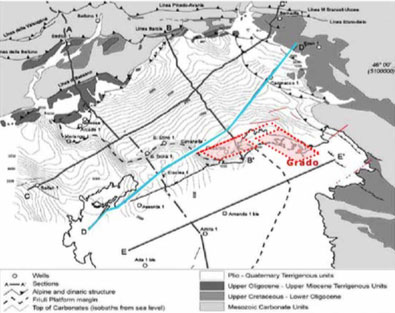 Figura 2. mappa delle isobate della parte superiore della piatta- forma carbonatica nella pianura Veneto - Friulana. La linea trat- teggiata indica il limite occidenta- le della piattaforma; le anomalie geotermiche positive sono di colore rosa; linea azzurra indica la sezione di figura 3. E’ indicata la posizione dell’ Isola di Grado (Cimolino et al., 2010; Della Vedova et al., 2014)